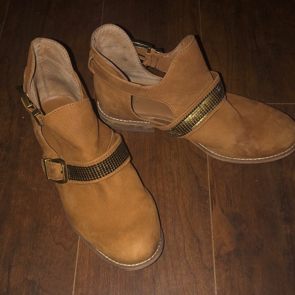 Gianna Bini Brown Suede Buckle Booties